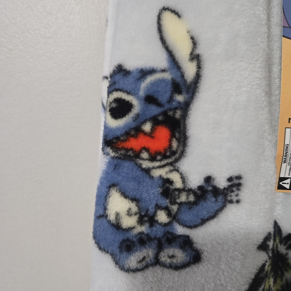 NWT Disney Stitch with Palm Tree Design Throw Blanket, Hawaii - Picture 3 of 6